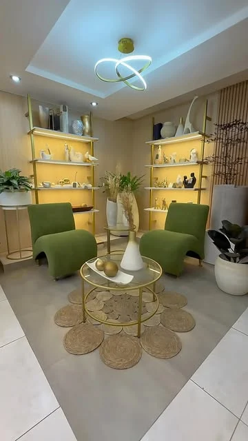 Ambiente de Espacio Natural con sillones verdes y piezas decorativas